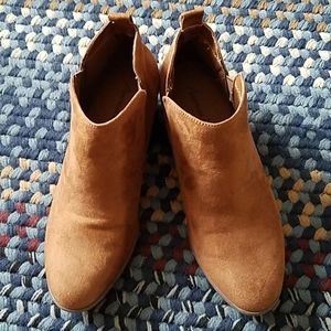 American Eagle size 6.5 brown shoes.